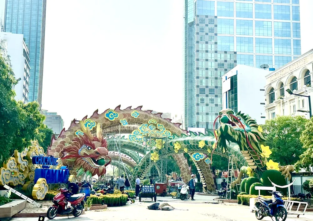Cặp rồng Lưỡng Long triều liên (đôi rồng chầu sen) tại cổng chào Đường hoa Nguyễn Huệ Tết Giáp Thìn 2024. Ảnh: THÚY BÌNH z5126681592077-bd2f018fdf3948d01823e1d7025c50ad-2922.jpg