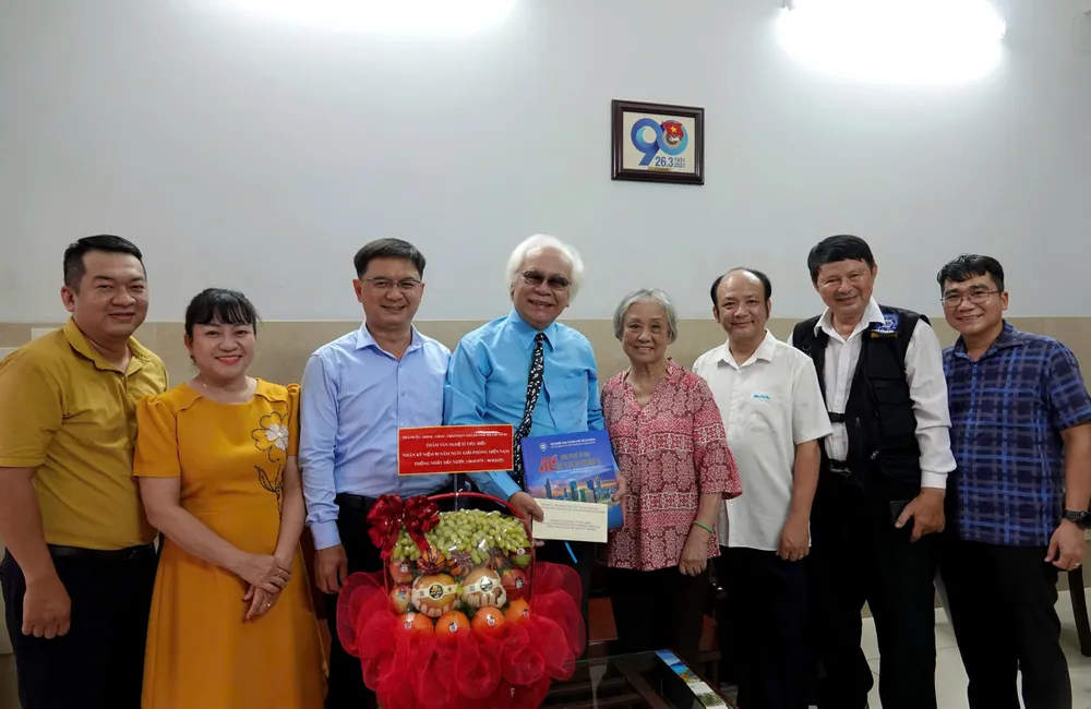 ប្រធាននាយកដ្ឋានឃោសនា និងចលនាមហាជននៃគណៈកម្មាធិការបក្សទីក្រុងហូជីមិញ លោក Nguyen Manh Cuong បានអញ្ជើញទៅសួរសុខទុក្ខ និងជូនអំណោយដល់តន្ត្រីករ Tran Xuan Tien។ រូបថត៖ THUY BINH 1000001473.jpg