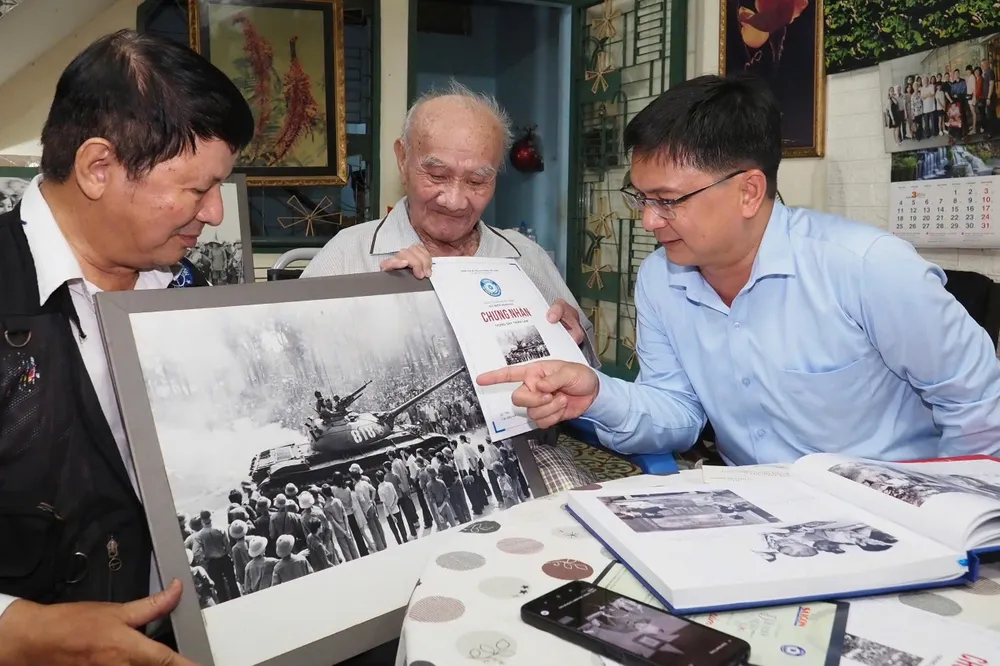 អ្នកថតរូប Minh Loc បានឧទ្ទេសនាមដល់សមមិត្ត Nguyen Manh Cuong នូវរូបថតដែលត្រូវបានជ្រើសរើសដើម្បីដាក់តាំងបង្ហាញក្នុងពិព័រណ៍រូបថត “ទឹកដីនៃផ្កាមួយពាន់” ដែលរៀបចំដោយកាសែត Saigon Giai Phong។ រូបថត៖ HOANG HUNG 1000001475.jpg