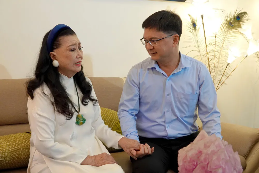 សិល្បករប្រជាជន Kim Cuong បានចែករំលែកជាមួយសមមិត្ត Nguyen Manh Cuong អំពីស្ថានភាពសុខភាពបច្ចុប្បន្នរបស់នាង ក៏ដូចជាដំណើររបស់នាង ដើម្បីអំពាវនាវដល់អ្នកមានគុណជួយឧបត្ថម្ភសិល្បករក្នុងកាលៈទេសៈលំបាក។ រូបថត៖ THUY BINH 1000001476.jpg