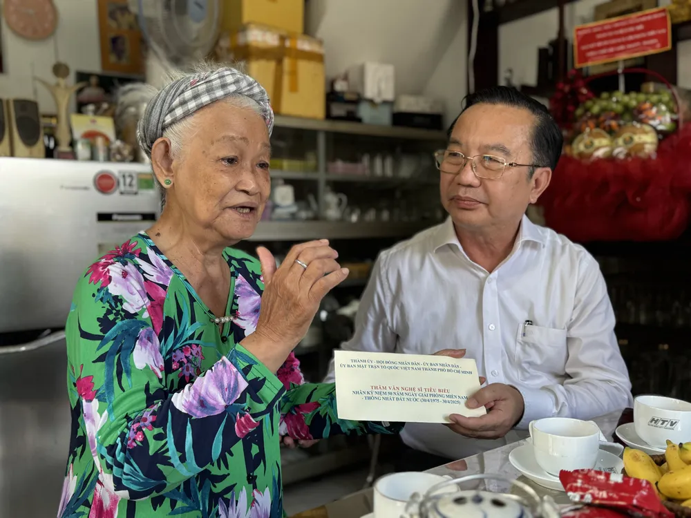 Giám đốc Sở VH-TT TPHCM Trần Thế Thuận thăm và tặng quà họa sĩ Đặng Ái Việt. Ảnh: THIÊN THANH 1000001756.jpg