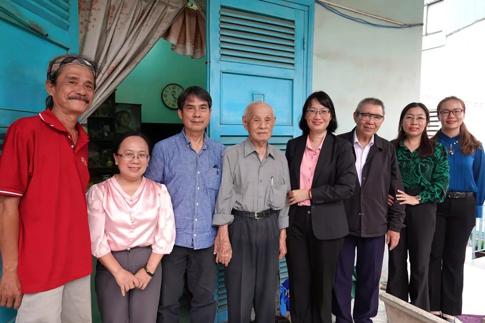 Phó Chủ tịch UBND TPHCM Trần Thị Diệu Thúy thăm hỏi, động viên và chúc sức khỏe nhạc sĩ Trương Quang Lục. Ảnh: THÚY BÌNH 1000001770.jpg