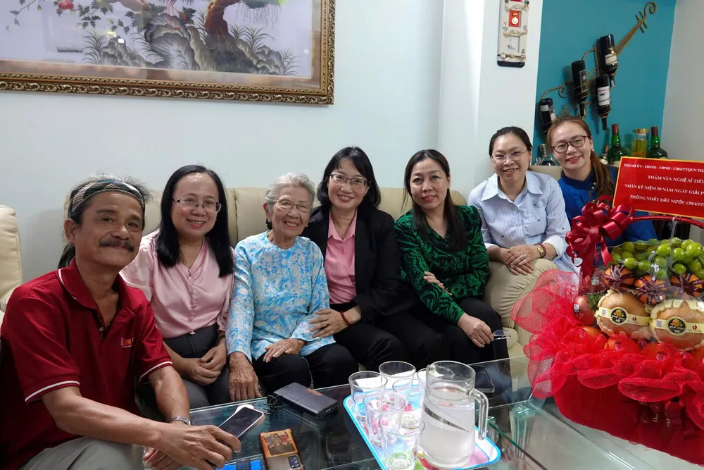 Phó Chủ tịch UBND TPHCM Trần Thị Diệu Thúy thăm hỏi, động viên và chúc sức khỏe NSƯT Phi Điểu. Ảnh: THÚY BÌNH 1000001771.jpg