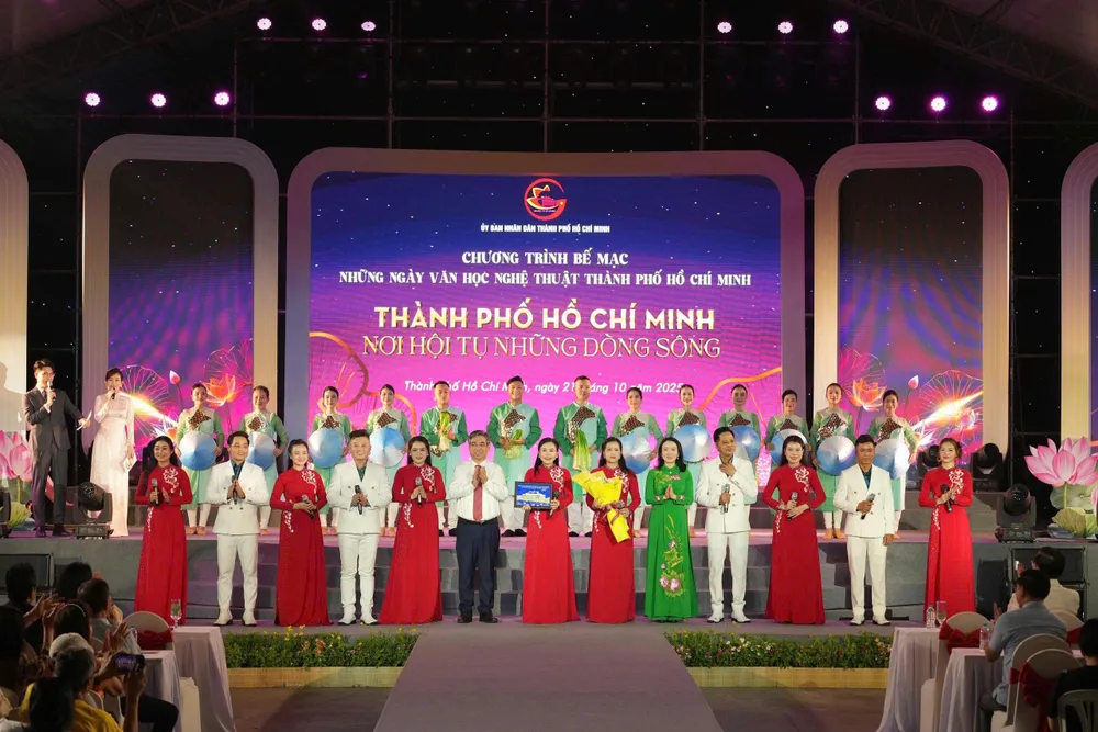 Đồng chí Nguyễn Phước Lộc, Phó Bí thư Thành ủy, Chủ tịch Ủy ban MTTQ Việt Nam TPHCM, tặng hoa cho đại diện văn nghệ sĩ đến từ tỉnh Nghệ An 584ed8fee925647b3d34.jpg