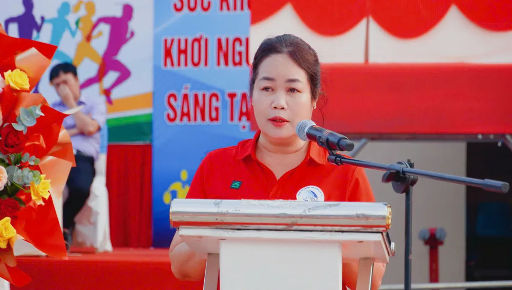 Bà Bùi Thị Thu Thủy, Phó Chủ tịch UBND phường Tam Thắng, Trưởng Ban Tổ chức phát biểu khai mạc đại hội