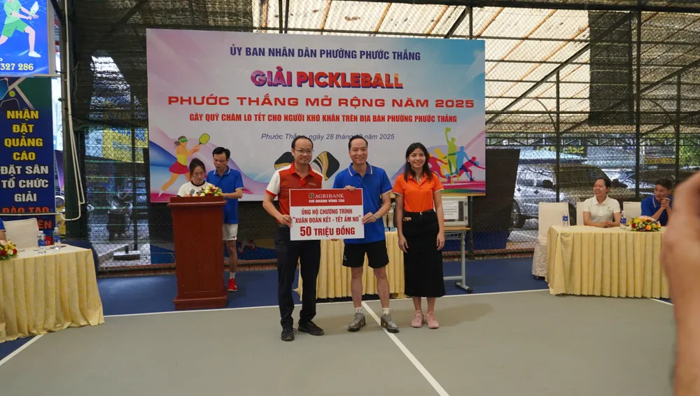 3.Ngân hàng Agribank chi nhánh Vũng Tàu trao tặng 50 triệu đồng ủng hộ quỹ.jpg