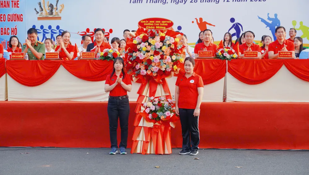 Ban Tổ chức trao cờ lưu niệm cho các đoàn tham dự