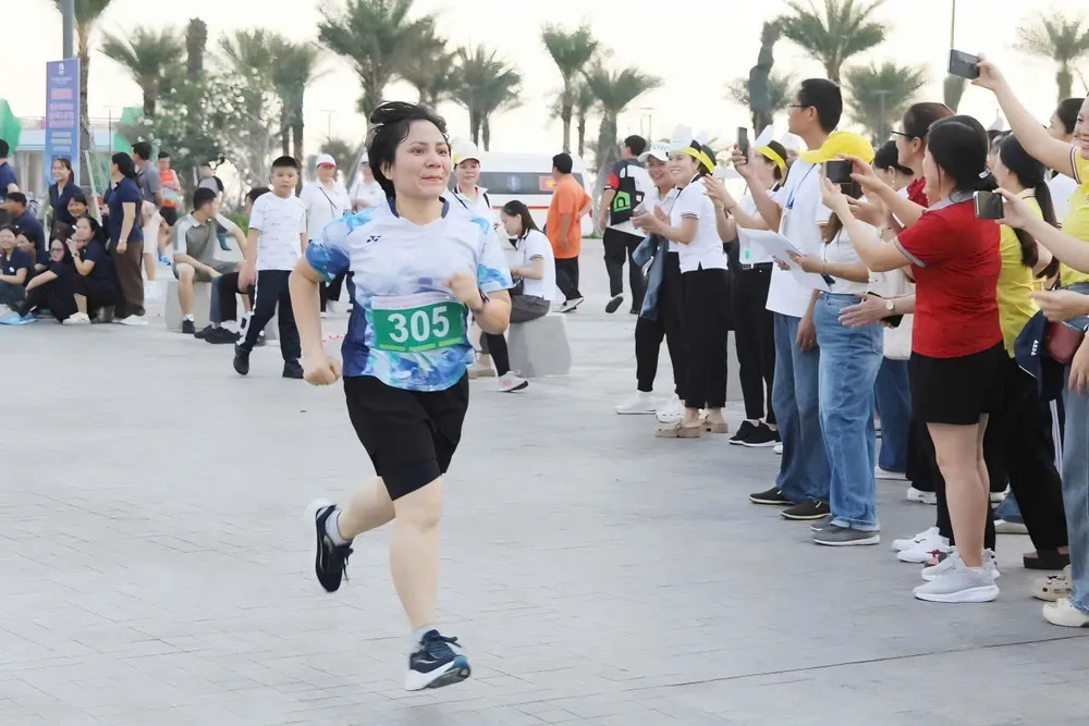 Các vận động viên không chuyên tham dự môn thi điền kinh