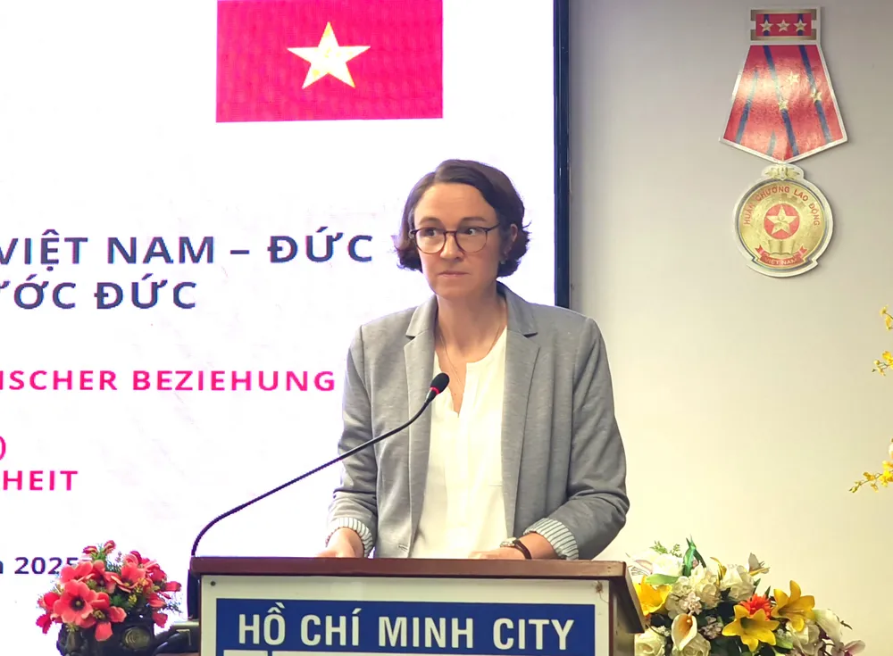 Tổng Lãnh sự Đức tại TPHCM, bà Andrea Maria Suhl, phát biểu tại buổi họp mặt. Ảnh: THỤY VŨ 20250930-092743-8087-1981.jpg