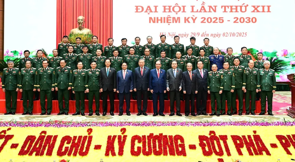 Tổng Bí thư Tô Lâm cùng các đồng chí lãnh đạo, nguyên lãnh đạo Đảng, Nhà nước và đại biểu dự đại hội. Ảnh: VIẾT CHUNG anh-dh-dang-bo-quan-doi-8-5753-1898.jpg