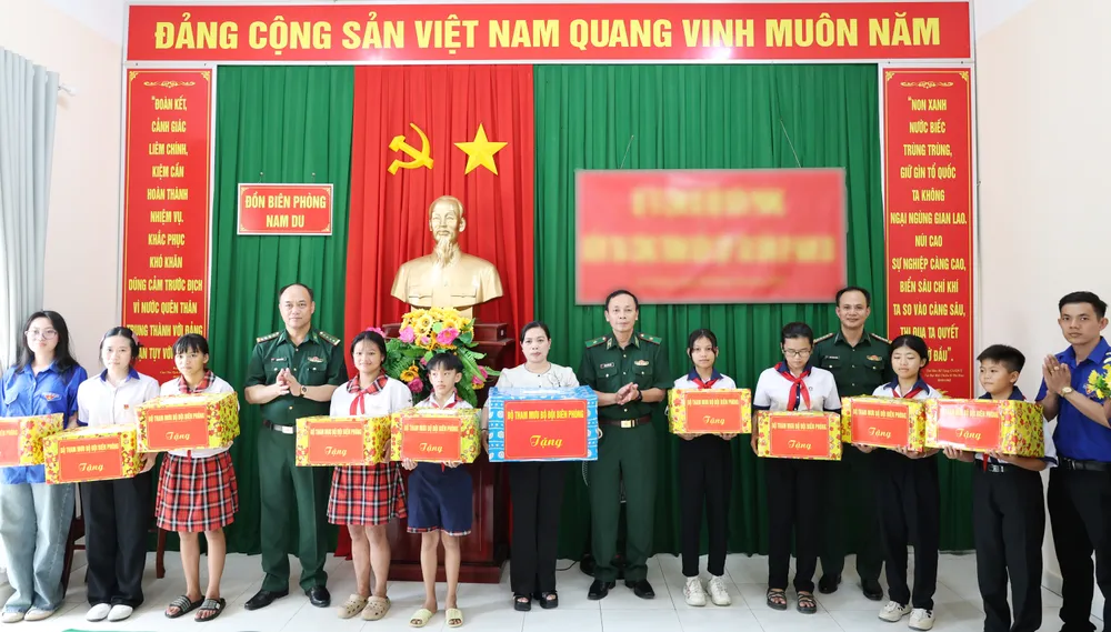 Thiếu tướng Hoàng Hữu Chiến, Phó Tư lệnh, Tham mưu trưởng BĐBP và đoàn công tác tặng quà nhà trường và các em học sinh Trường THCS An Sơn. Ảnh: NAM KHÔI 6.JPG