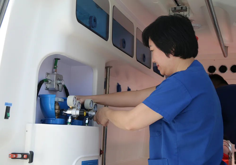 Các thiết bị trên xe cứu thương đều được trang bị hiện đại, theo tiêu chuẩn quốc tế. Ảnh: NAM KHÔI IMG_1678.JPG