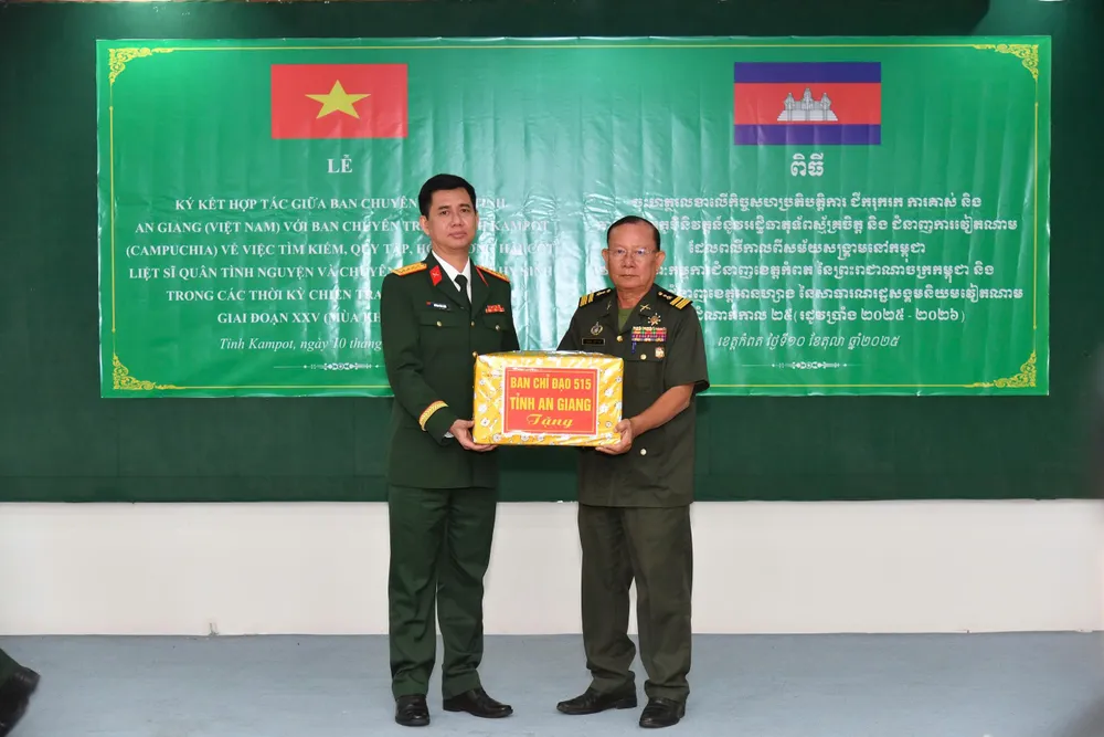 Đại tá Huỳnh Văn Khởi, Chính ủy Bộ Chỉ huy Quân sự tỉnh An Giang trao tặng quà cho Tiểu khu Quân sự tỉnh Kampot. Ảnh: LÊ QUỐC 661134a970f3fdada4e2.jpg