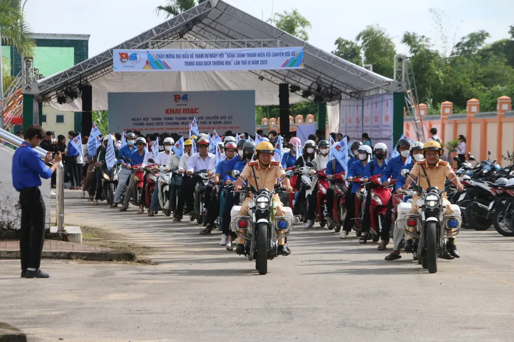 Các lực lượng tham gia diễu hành qua các tuyến đường chính trên địa bàn phường Long Xuyên. Ảnh: NAM KHÔI b2614f44861c0b42520d.jpg