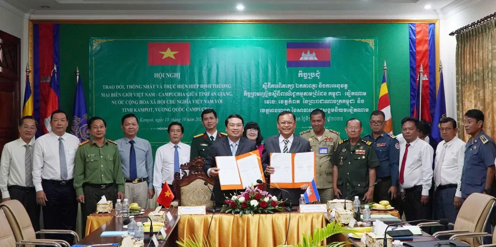 Lãnh đạo tỉnh An Giang và tỉnh Kampot ký kết biên bản về trao đổi, thống nhất và triển khai Hiệp định thương mại biên giới Việt Nam - Campuchia giữa hai tỉnh. Ảnh: LÊ QUỐC db41637cdd2650780937.jpg