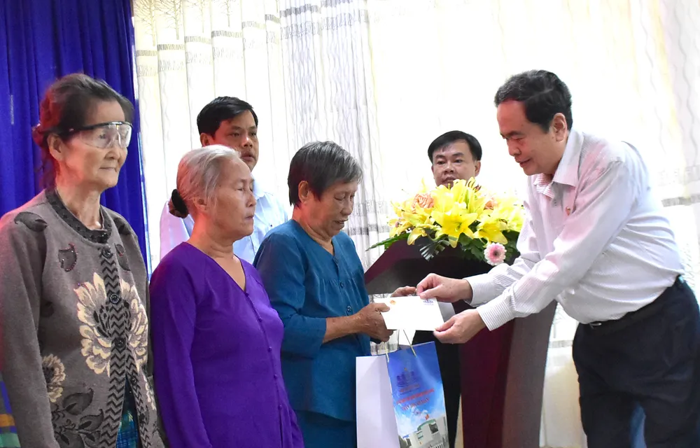 Chủ tịch Quốc hội Trần Thanh Mẫn trao quà đến các hộ gia đình chính sách của xã Mỹ Hòa Hưng. Ảnh: NAM KHÔI DSC_0303.JPG