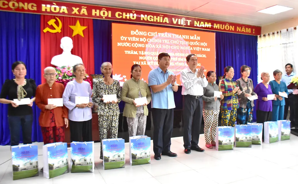 Chủ tịch Quốc hội Trần Thanh Mẫn và Bí thư Tỉnh ủy An Giang Nguyễn Tiến Hải trao quà đến các hộ gia đình chính sách của xã Mỹ Hòa Hưng. Ảnh: NAM KHÔI DSC_0316.JPG