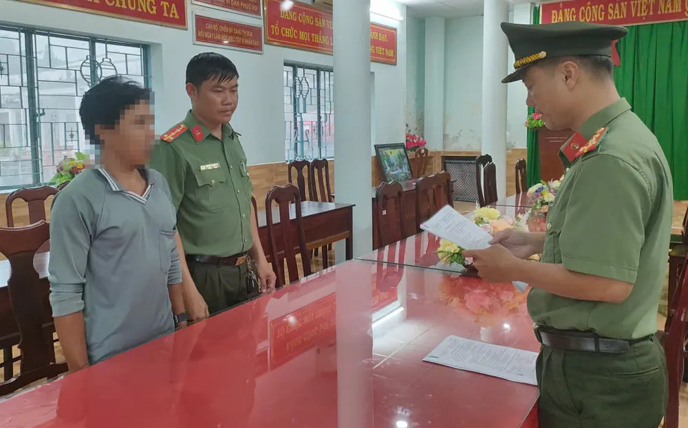 Điều tra viên tống đạt Quyết định khởi tố vụ án, khởi tố bị can, thực hiện lệnh bắt bị can để tạm giam đối với Giang Chí Hùng. Ảnh: CACC