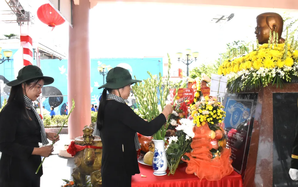 Hội viên phụ nữ dâng hương tại Nhà bia tưởng niệm Anh hùng Lực lượng vũ trang nhân dân Mai Thị Nương. Ảnh: NAM KHÔI DSC_0364.JPG