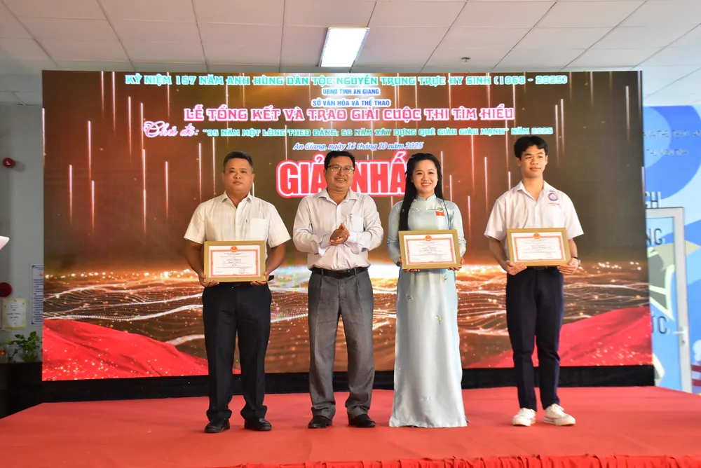 Ban tổ chức trao giải nhất, nhì, ba cho các cá nhân. Ảnh: NAM KHÔI DSC_0513.JPG