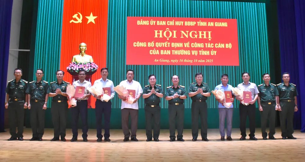 Lãnh đạo Bộ Chỉ huy Quân sự tỉnh và Bộ đội Biên phòng tỉnh trao quyết định, tặng hoa chúc mừng các đồng chí Phó Bí thư Đảng ủy xã, phường, đặc khu tham gia Đảng ủy Ban Chỉ huy Bộ đội Biên phòng tỉnh An Giang. Ảnh: NAM KHÔI DSC_0526.JPG