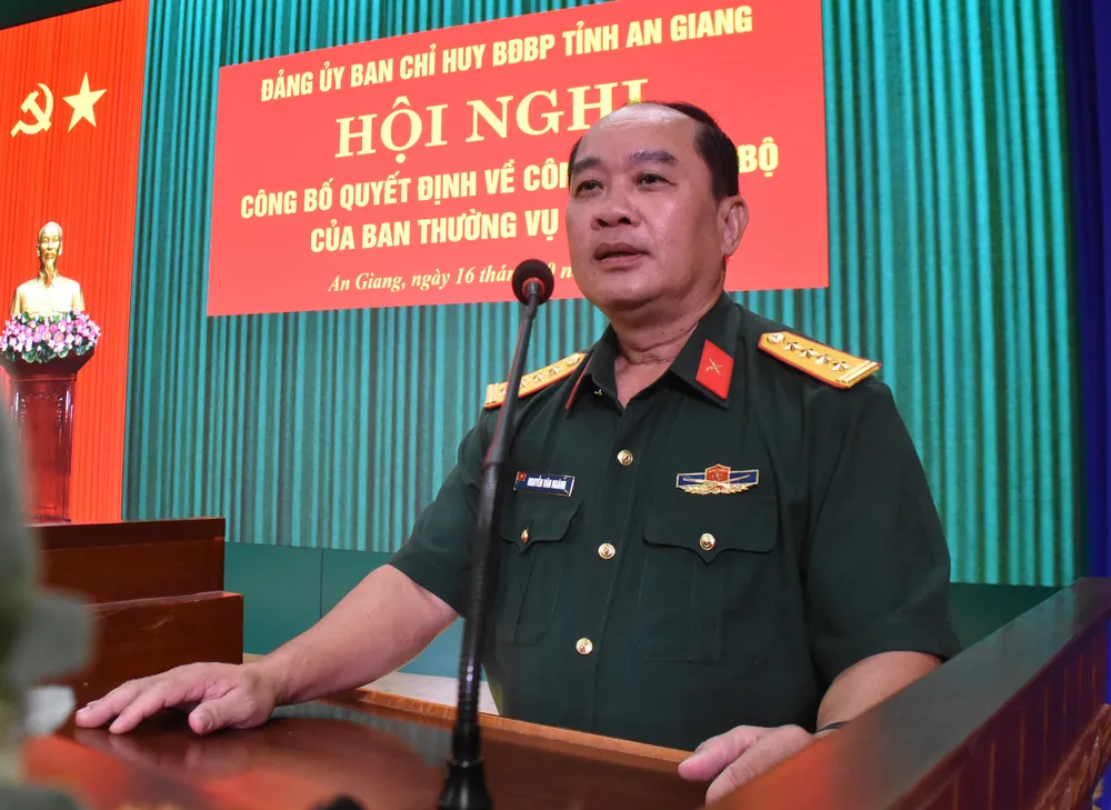 Đại tá Nguyễn Văn Ngành, Ủy viên Ban Thường vụ Tỉnh ủy, Phó Bí thư Đảng ủy, Chỉ huy trưởng Bộ Chỉ huy Quân sự tỉnh An Giang, phát biểu chỉ đạo tại hội nghị. Ảnh: NAM KHÔI DSC_0531.jpg