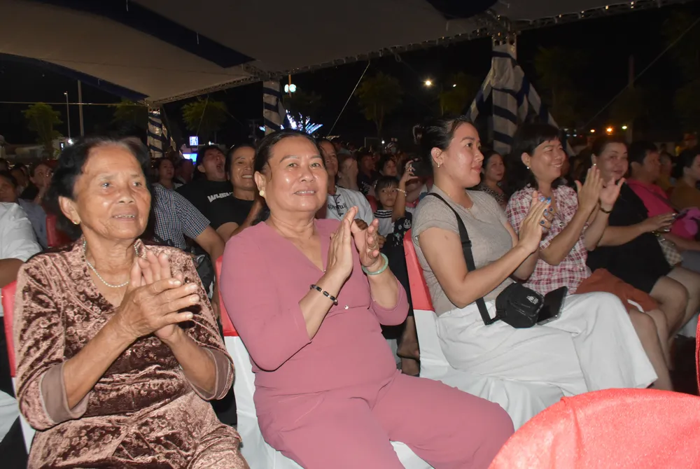 Acara seni ini menarik perhatian banyak warga setempat. Foto: NAM KHOI DSC_0649.jpg