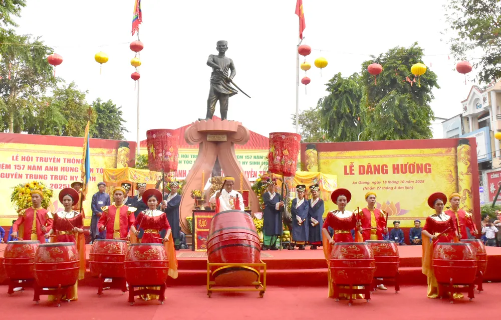 Tiết mục Trống hội khai lễ. Ảnh: NAM KHÔI DSC_0657.JPG