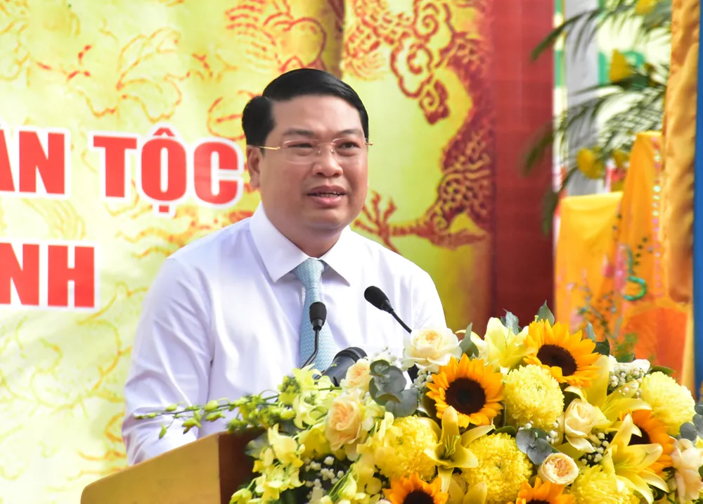 Ông Lê Trung Hồ, Phó Chủ tịch UBND tỉnh An Giang, đọc diễn văn tại buổi lễ. Ảnh: NAM KHÔI DSC_0685.jpg