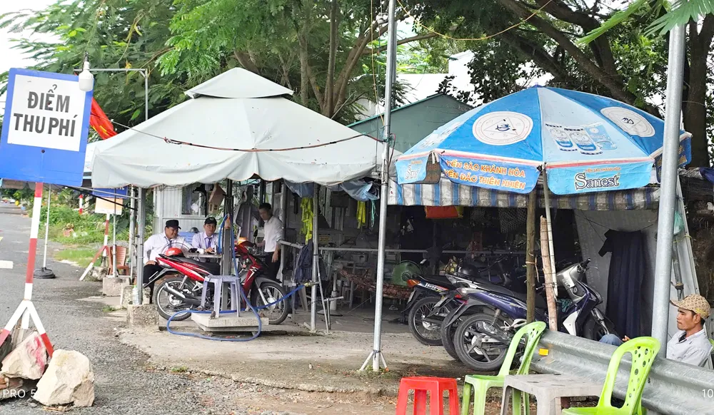 Khi triển khai phương án mới, các điểm thu phí hiện hữu vào Khu du lịch quốc gia Núi Sam sẽ được tháo dỡ. Ảnh: NAM KHÔI 058c043fc2db4f8516ca.jpg