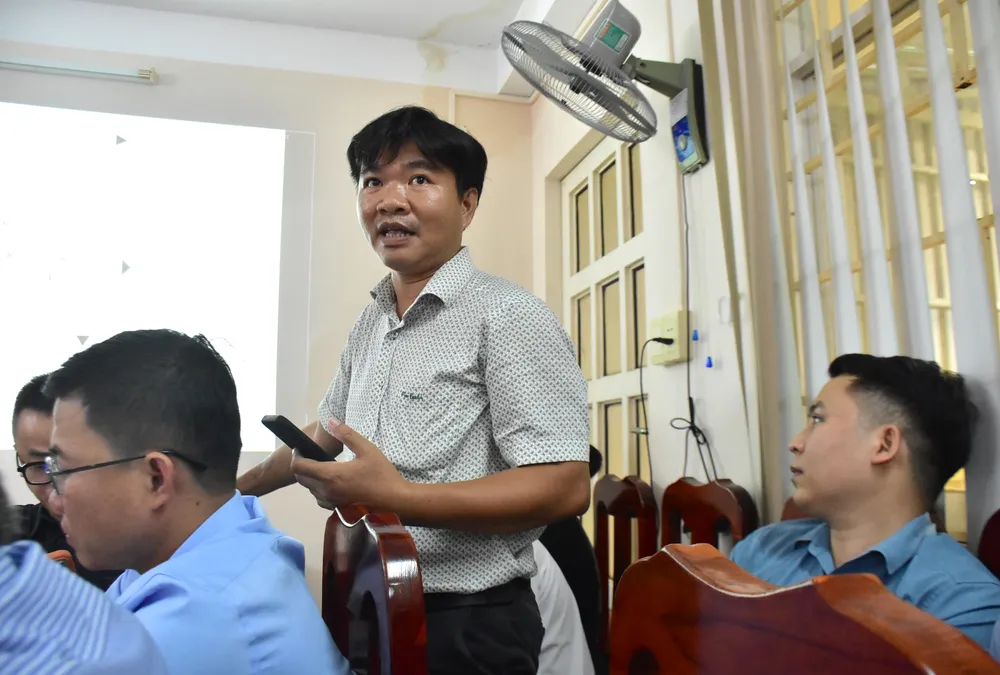 Phóng viên Báo Tuổi Trẻ đặt câu hỏi. Ảnh: NAM KHÔI DSC_0764.jpg