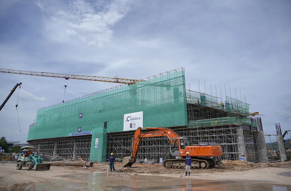 Công nhân và máy móc thi công dự án Trung tâm tổ chức Hội nghị APEC. Ảnh: NAM KHÔI 7fd8a24d38bab5e4ecab.jpg