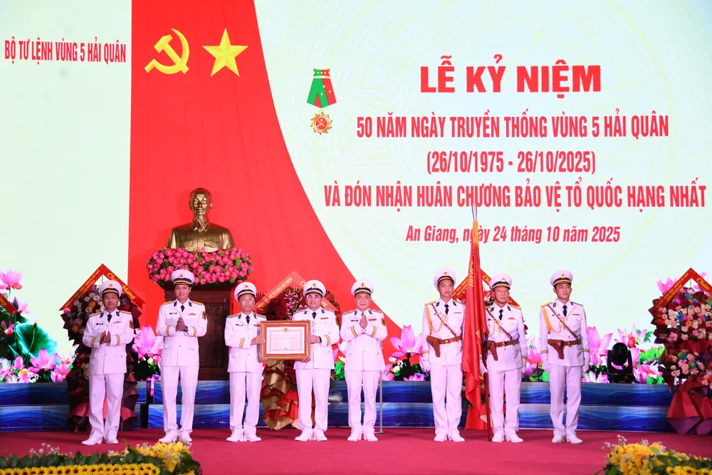 Thừa ủy quyền của Chủ tịch nước, Chuẩn Đô đốc Lê Bá Quân trao Huân chương Bảo vệ Tổ quốc hạng Nhất tặng Vùng 5 Hải quân. Ảnh: NAM KHÔI 1.JPG