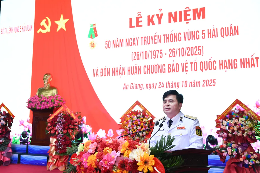 Chuẩn Đô đốc Trịnh Xuân Tùng trình bày diễn văn tại lễ kỷ niệm. Ảnh: NAM KHÔI 3.JPG