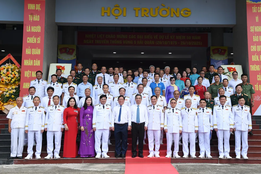 Các đại biểu chụp ảnh lưu niệm. Ảnh: NAM KHÔI 8.JPG