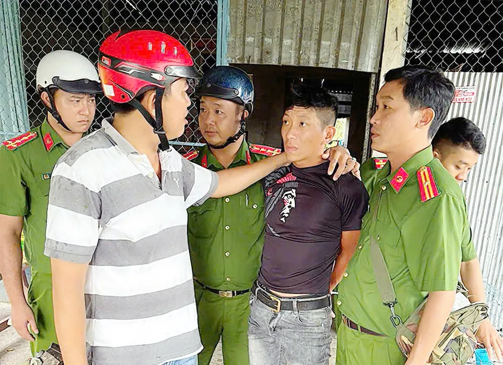 Lực lượng công an truy xét, bắt giữ đối tượng Trần Văn Chí Tâm Tam.jpg