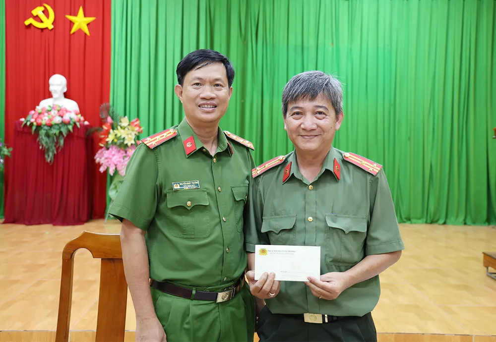 Đại tá Nguyễn Nhật Trường, Phó Giám đốc Công an tỉnh trao thưởng nóng cho tập thể Công an xã Óc Eo Tam 5.jpg