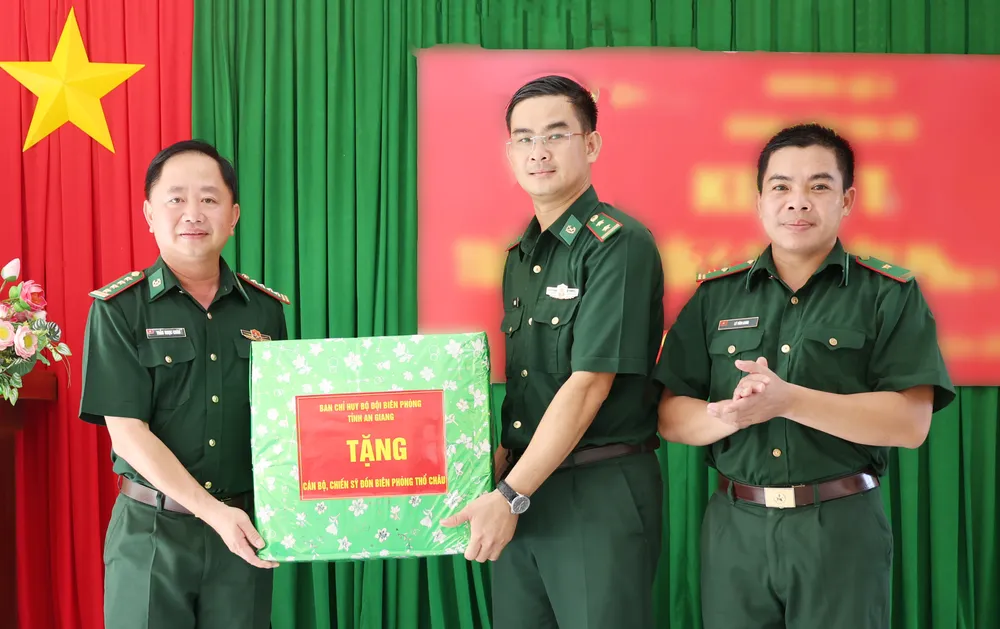 Đại tá Trần Ngọc Châu (bên trái), Phó Chỉ huy trưởng - Tham mưu trưởng Ban Chỉ huy BĐBP tỉnh tặng quà cho cán bộ, chiến sĩ Đồn Biên phòng Thổ Châu. Ảnh: NAM KHÔI 2 (1).JPG