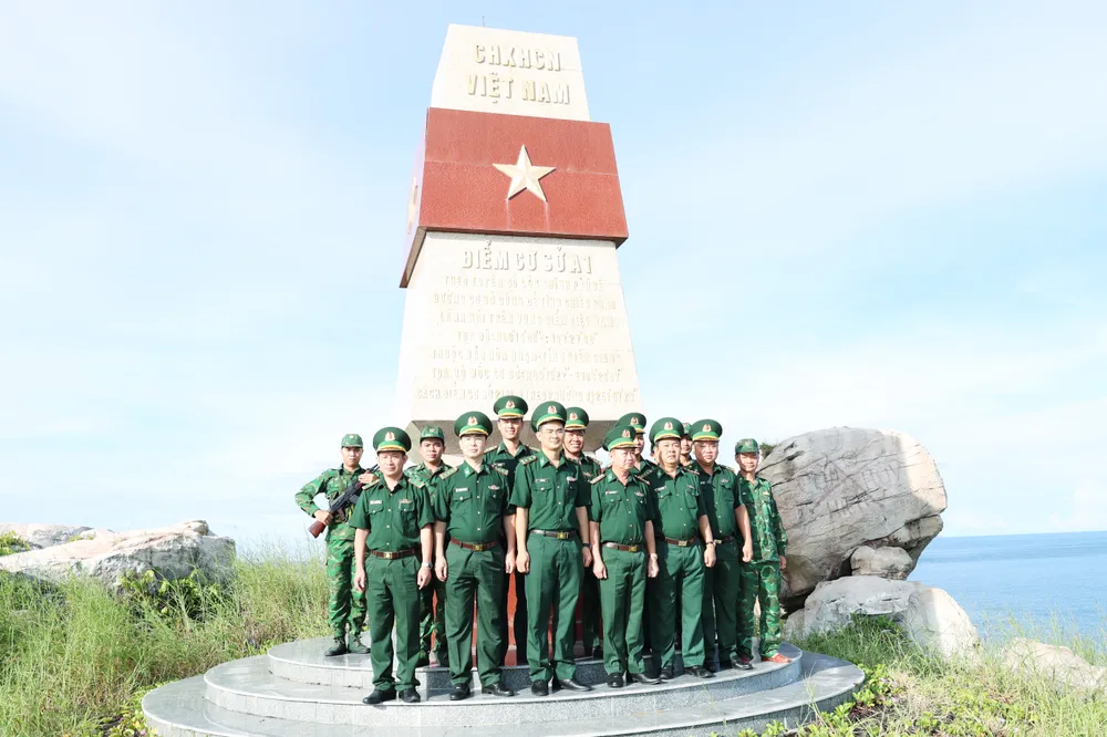 Đoàn công tác đến thăm Điểm cơ sở A1 (Hòn Nhạn). Ảnh: NAM KHÔI 3 (1).JPG