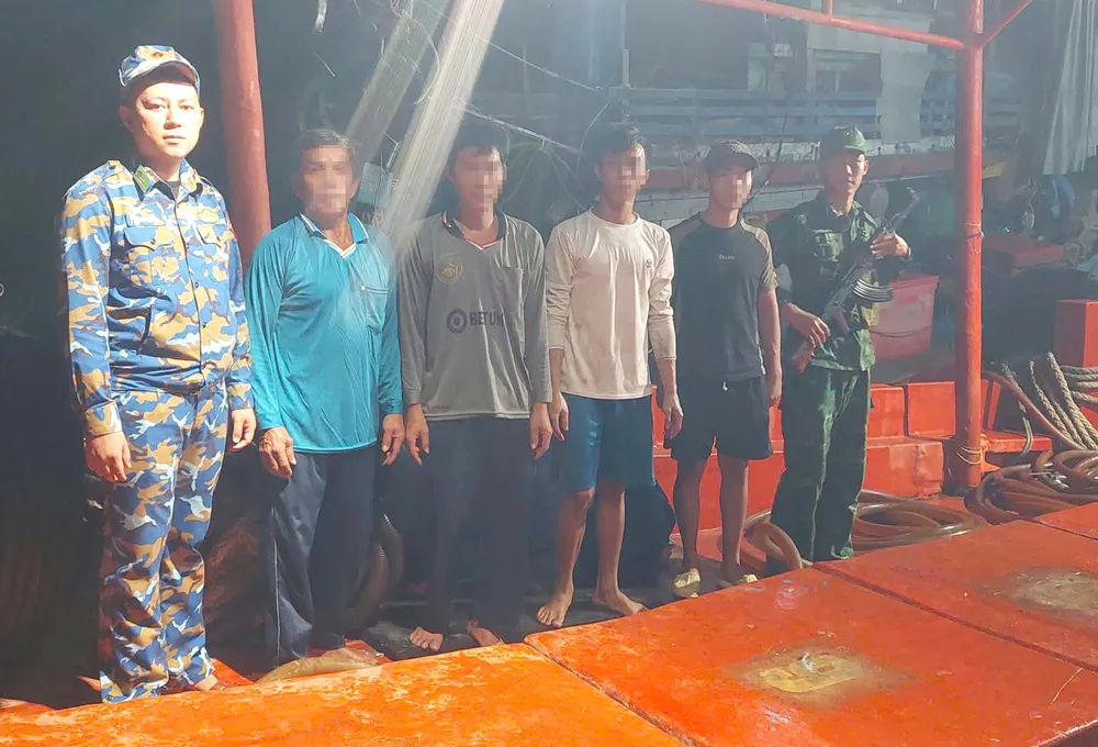 Lực lượng chức năng làm việc với các thuyền viên trên tàu KG 93437 TS để làm rõ hành vi vận chuyển dầu trái phép. Ảnh: Lực lượng biên phòng cung cấp.