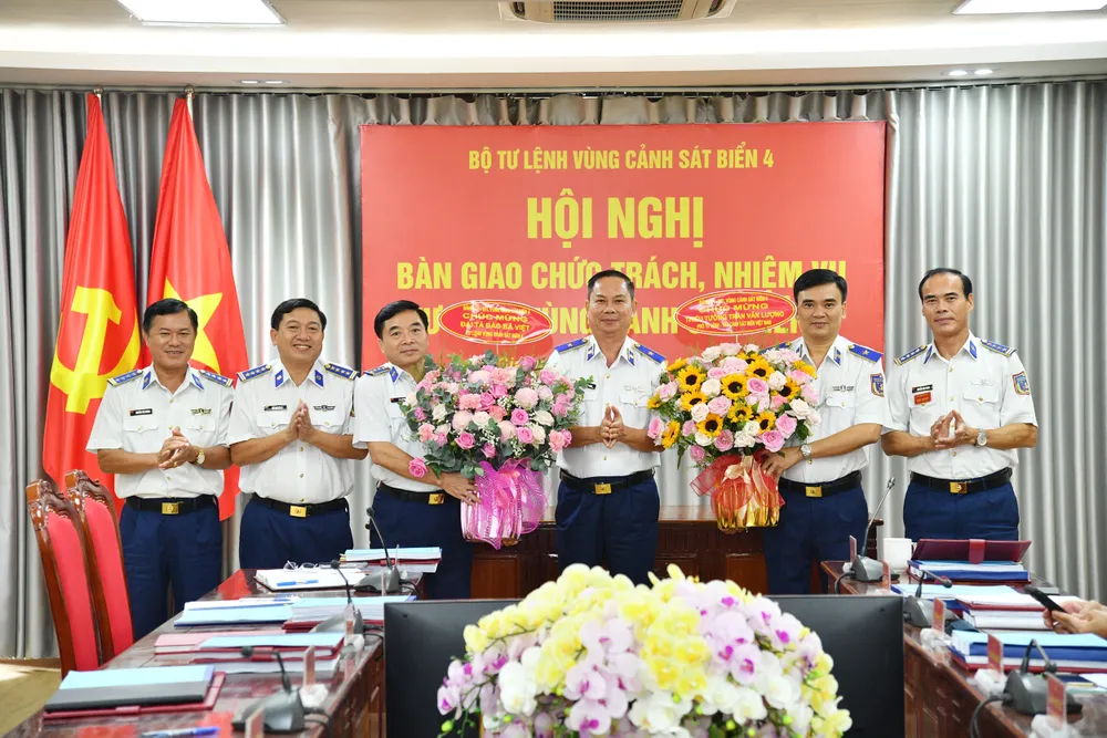 Thường vụ Đảng ủy, Thủ trưởng Bộ Tư lệnh Vùng Cảnh sát biển 4 tặng hoa chúc mừng Thiếu tướng Trần Văn Lượng và Đại tá Đào Bá Việt Ảnh-7.jpg