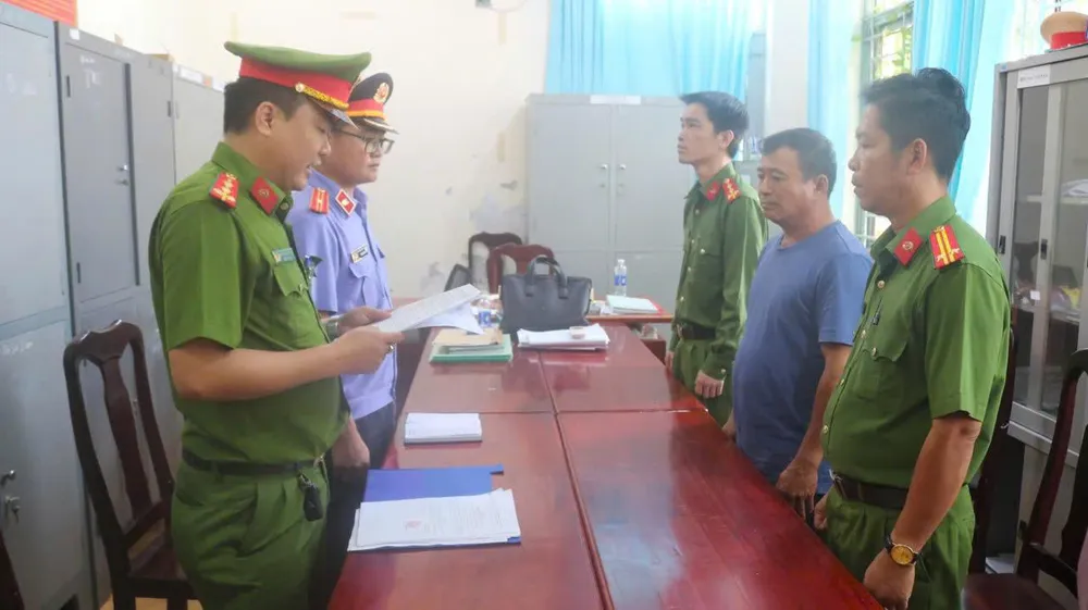 Công an tống đạt quyết định khởi tố bị can đối với Lê Thanh Hà