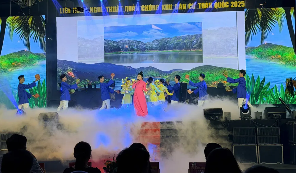 Chương trình nghệ thuật biểu diễn khai mạc liên hoan của các nghệ sĩ, diễn viên đến từ Trung tâm Văn hóa - Nghệ thuật tỉnh An Giang