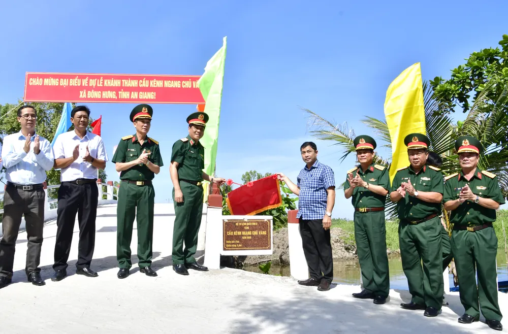 Lãnh đạo Quân khu 9 và đại diện chính quyền địa phương khánh thành cầu Kênh ngang Chủ Vàng (xã Đông Hưng)