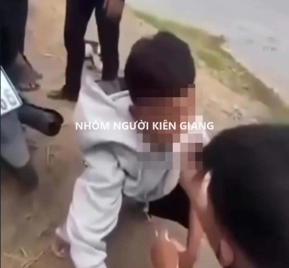 Nam sinh bị nhóm bạn nhét băng vệ sinh vào miệng. Ảnh cắt từ clip mạng xã hội