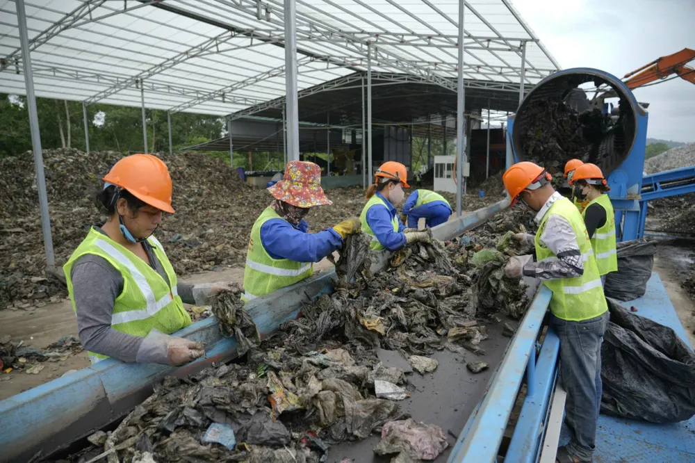 Den snabba ökningen av antalet turister som besöker Phu Quoc har satt betydande press på systemet för insamling och behandling av avfall. 3082756317397743711.jpg