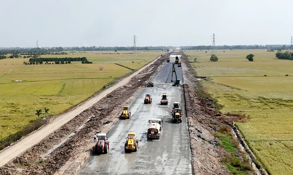 រហូតមកដល់បច្ចុប្បន្ន ទិន្នផលសាងសង់ផ្លូវល្បឿនលឿន Chau Doc - Can Tho - Soc Trang ដែលឆ្លងកាត់ខេត្ត An Giang សម្រេចបាន ៦៧,២០% ដែលត្រូវនឹងតម្លៃទិន្នផលសរុបប្រមាណ ៥.៦៣៨ ពាន់លានដុង។ Anh 1.jpg