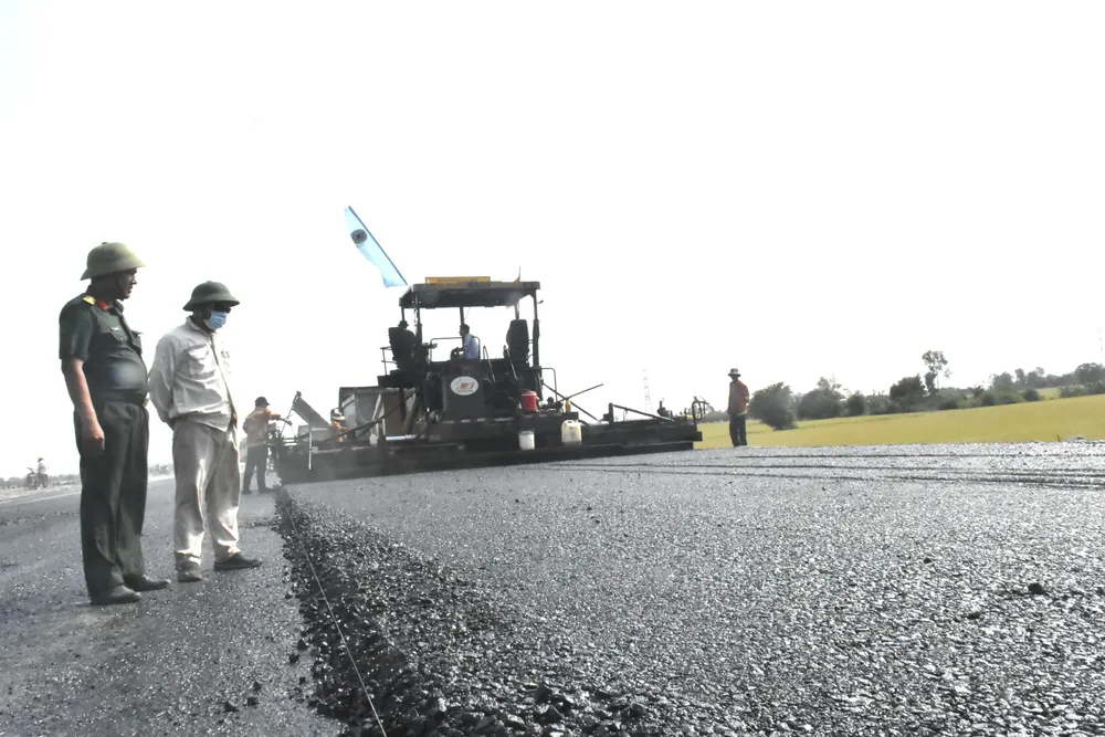 មន្ត្រីមកពីក្រុមហ៊ុនសំណង់ទ្រឿងសឺន កំពុងត្រួតពិនិត្យការងារក្រាលកៅស៊ូនៅការដ្ឋានសំណង់។ Anh 10.jpg