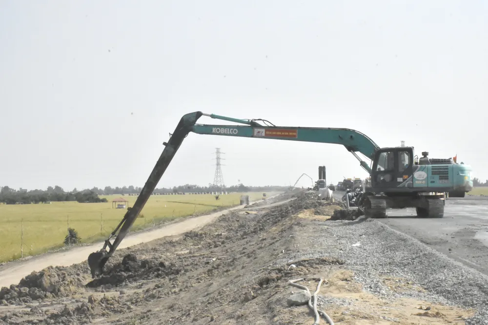 ម៉ាស៊ីនជីកដីសម្រាប់សាងសង់ទំនប់ផ្លូវ។ Anh 11.jpg