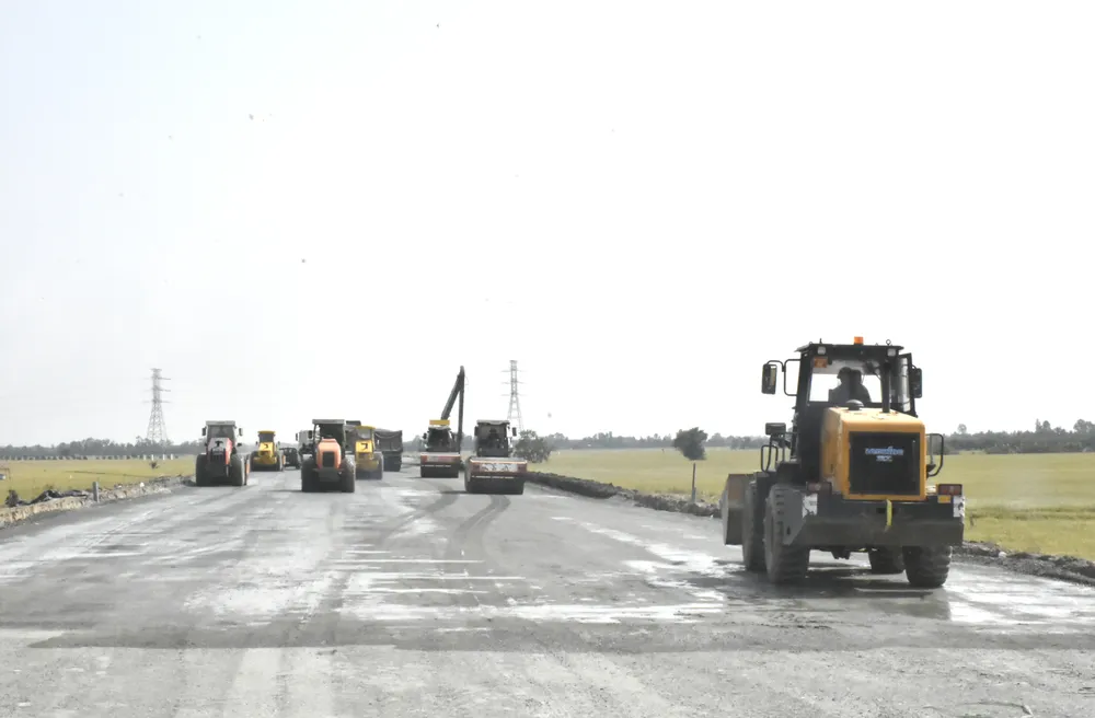 គ្រឿងចក្រ និងឧបករណ៍ដំណើរការជាបន្តបន្ទាប់នៅការដ្ឋានសំណង់។ Anh 4.jpg